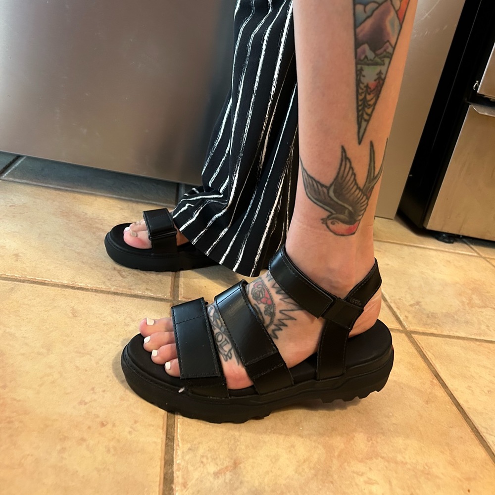Vans OFF THE WALL leather Colfax sandals *like new*